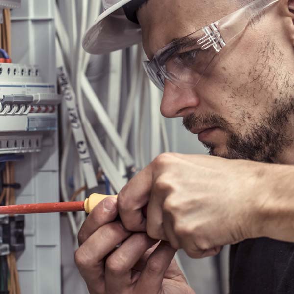 Shipbuilding electrician